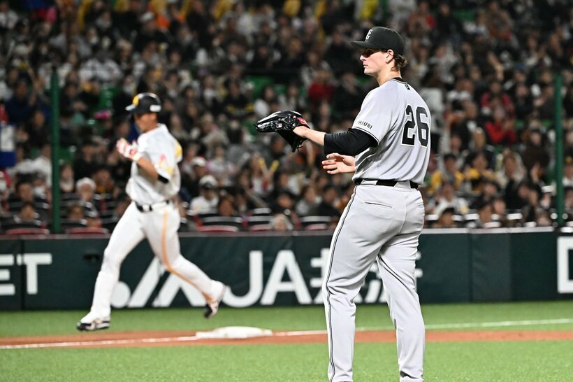 秋広（左）に満塁弾を浴びた巨人・ウィットリー