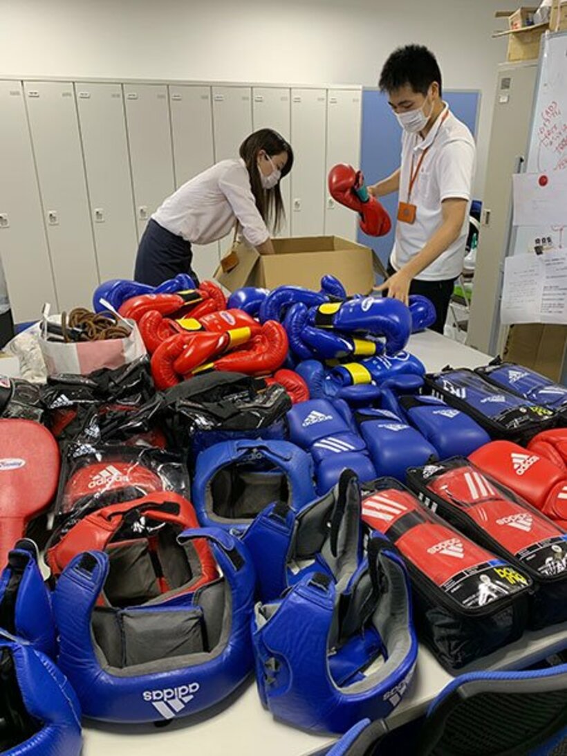  東京五輪男子ウエルタ―級代表の岡沢セオンの所属ジムへ贈られた練習道具
