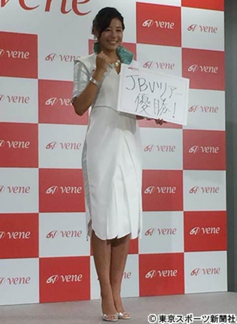 白衣系ドレス姿で登場したビーチバレー・坂口佳穂