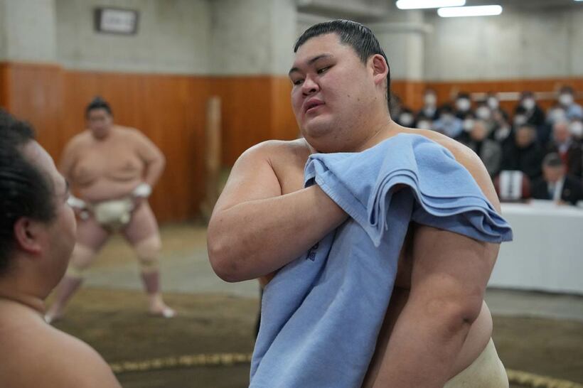 稽古の後に汗をぬぐう大の里（代表撮影）