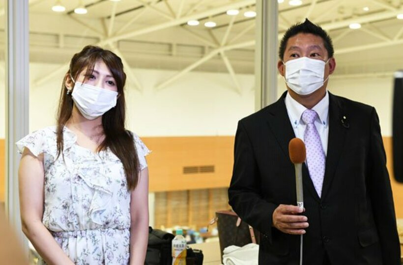  〝ゆづか姫〟こと新藤加菜氏（左）と立花孝志党首