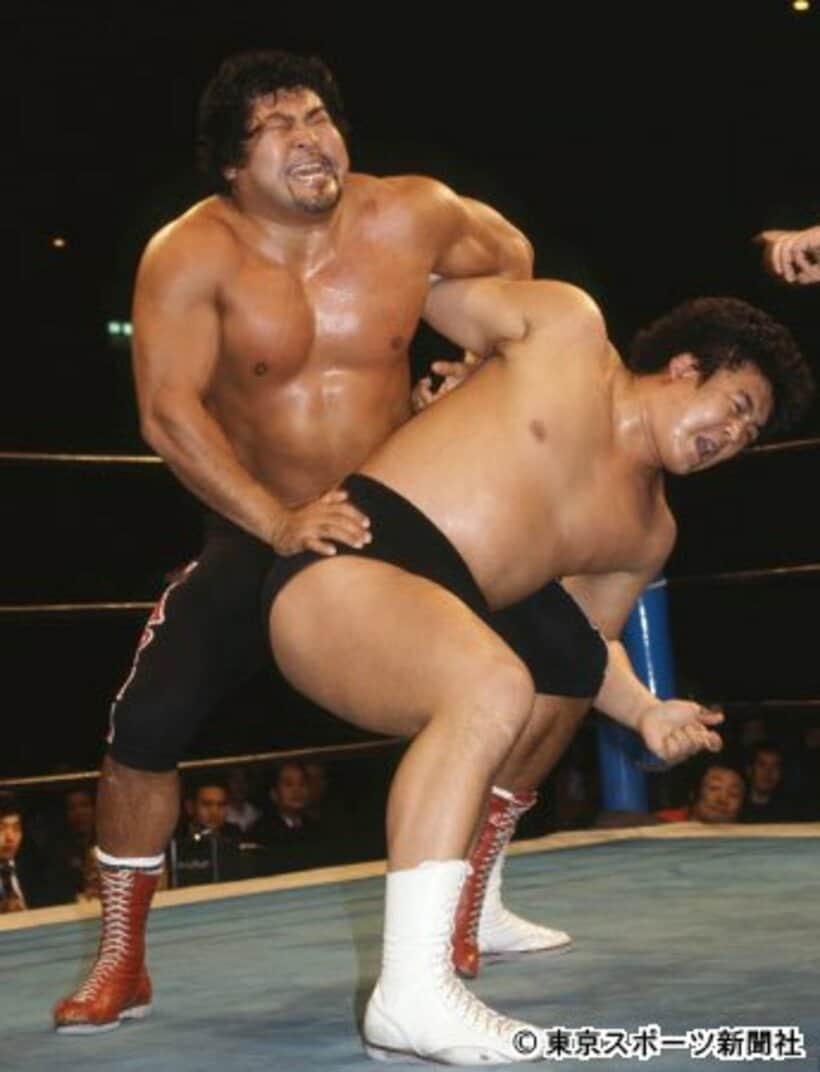  長州力（右）にコブラツイストを決めるマサ斎藤（１９７８年１１月撮影）