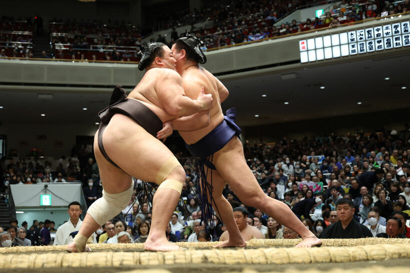 朝乃山（左）羽出山を寄り倒しで下した