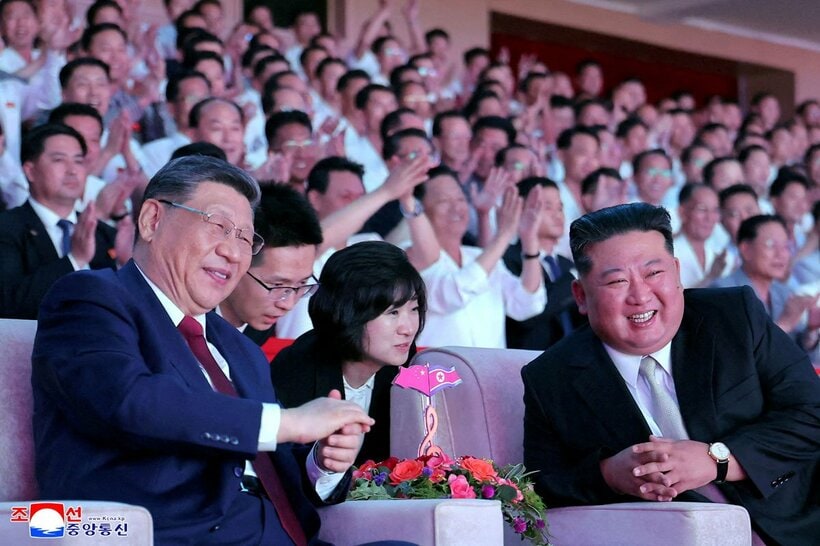 にこやかな習近平氏と金正恩氏（ロイター）