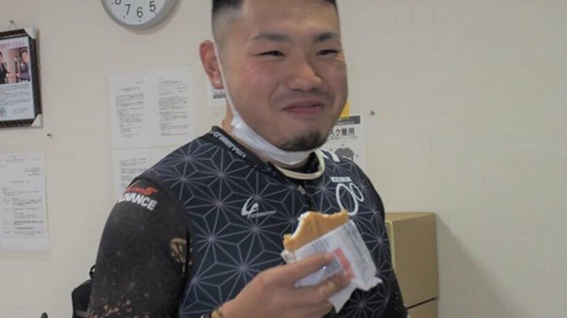  大好物のアイスを頬張る安達隆己
