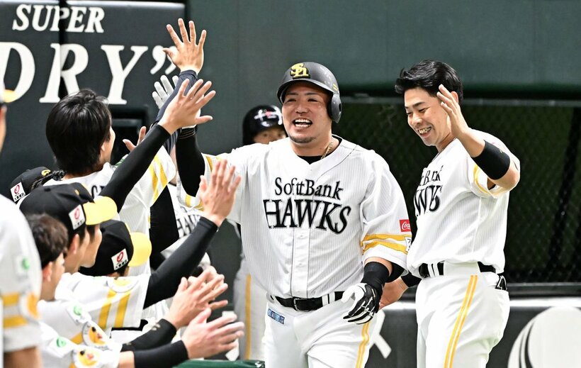 ６号本塁打を放ちベンチで迎えられる山川穂高