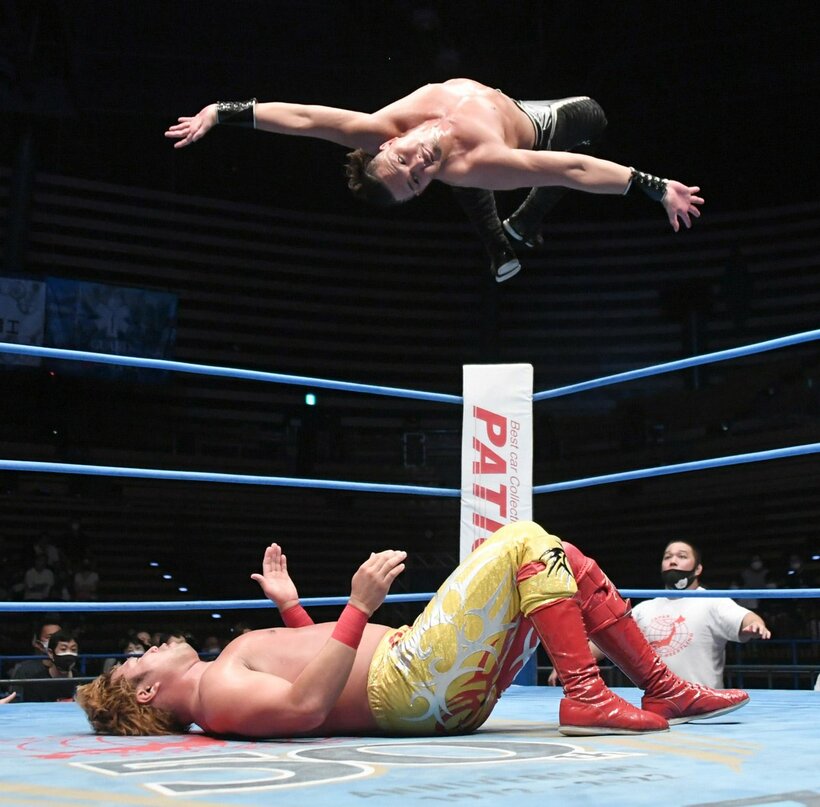  宮原(下)へムーンサルトも放ったジェイク（東スポWeb）