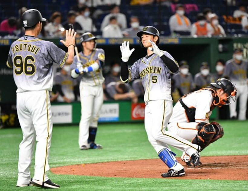  会心の特大弾を放った阪神・近本⑤