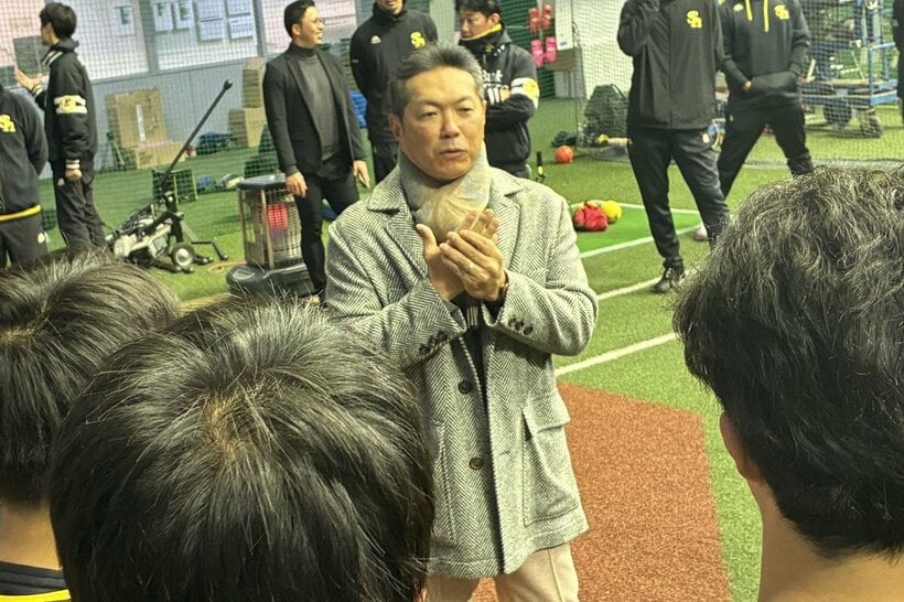 新人合同自主トレを視察し新人選手に話をする小久保監督