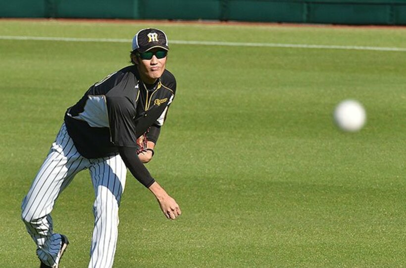  キャッチボールをする阪神・藤浪