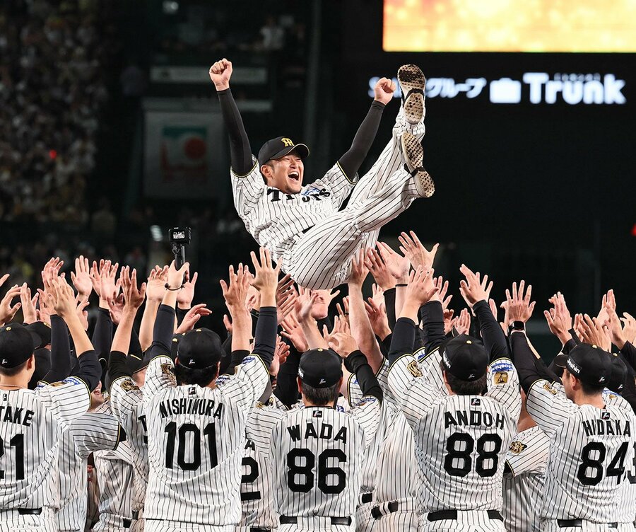 胴上げされる阪神・岩貞祐太