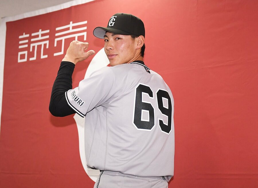 背番号69を披露する巨人・平山功太