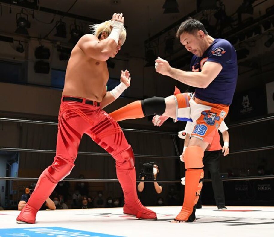  ナショナル王者・拳王(左)にキックを放つ桜庭