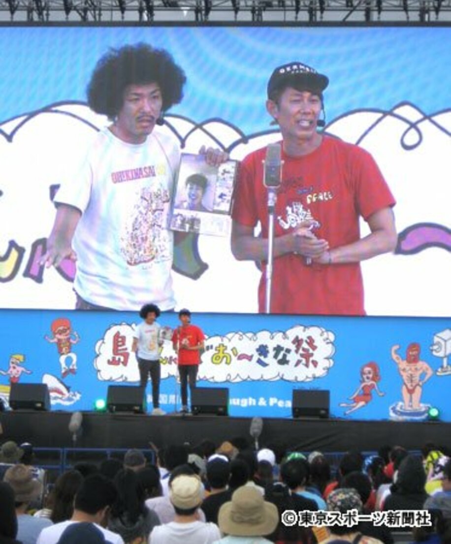 藤田（左）は大村の不倫を報じるフライデーを観客に見せつけた