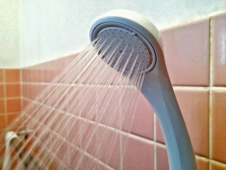  シャワーで冷水をかけよう（写真はイメージ）
