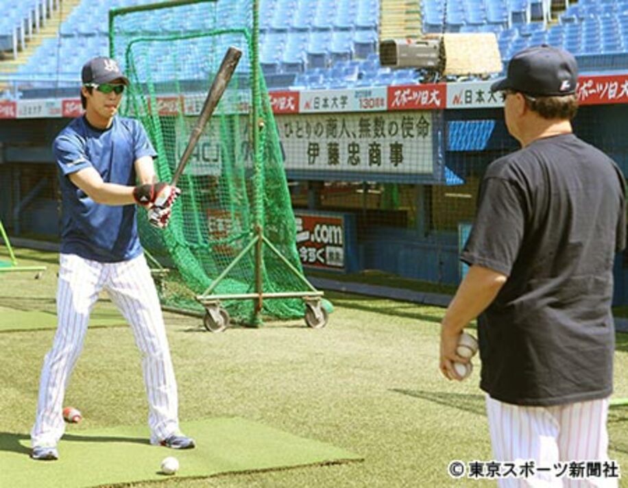 杉村コーチ（右）と打撃練習に励む山田