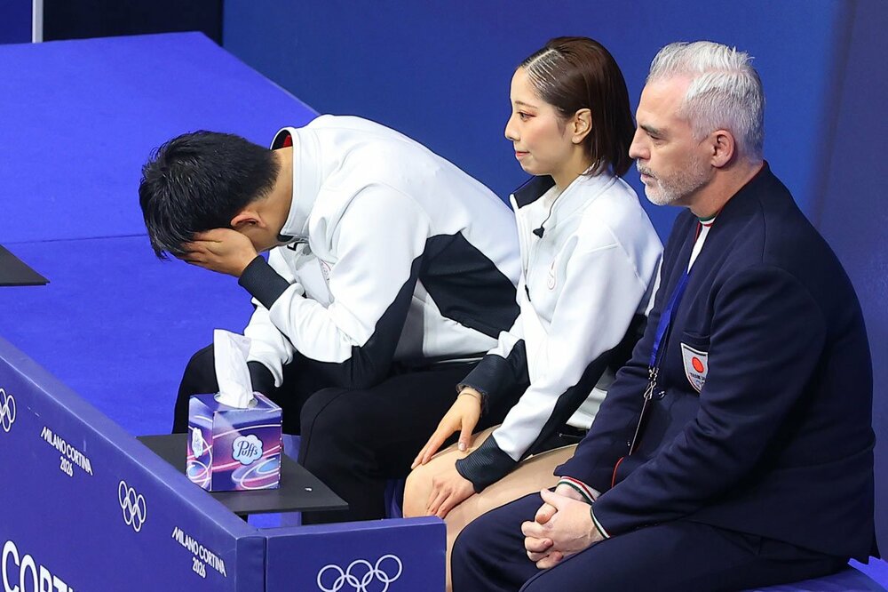 SPを終えキスアンドクライで肩を落とす木原龍一。中央は三浦璃来