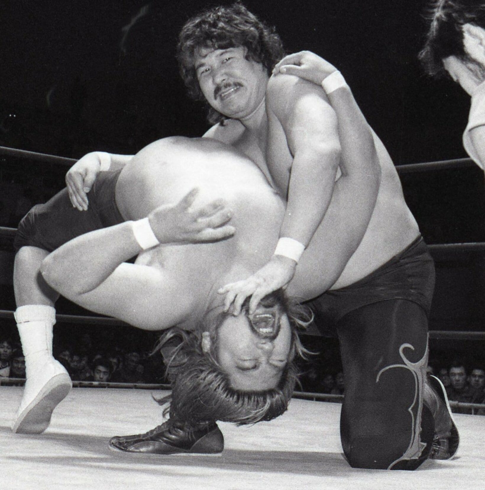 ヒロ斎藤(左)にバックブリーカーを見せるありし日のハル薗田さん（１９８７年）