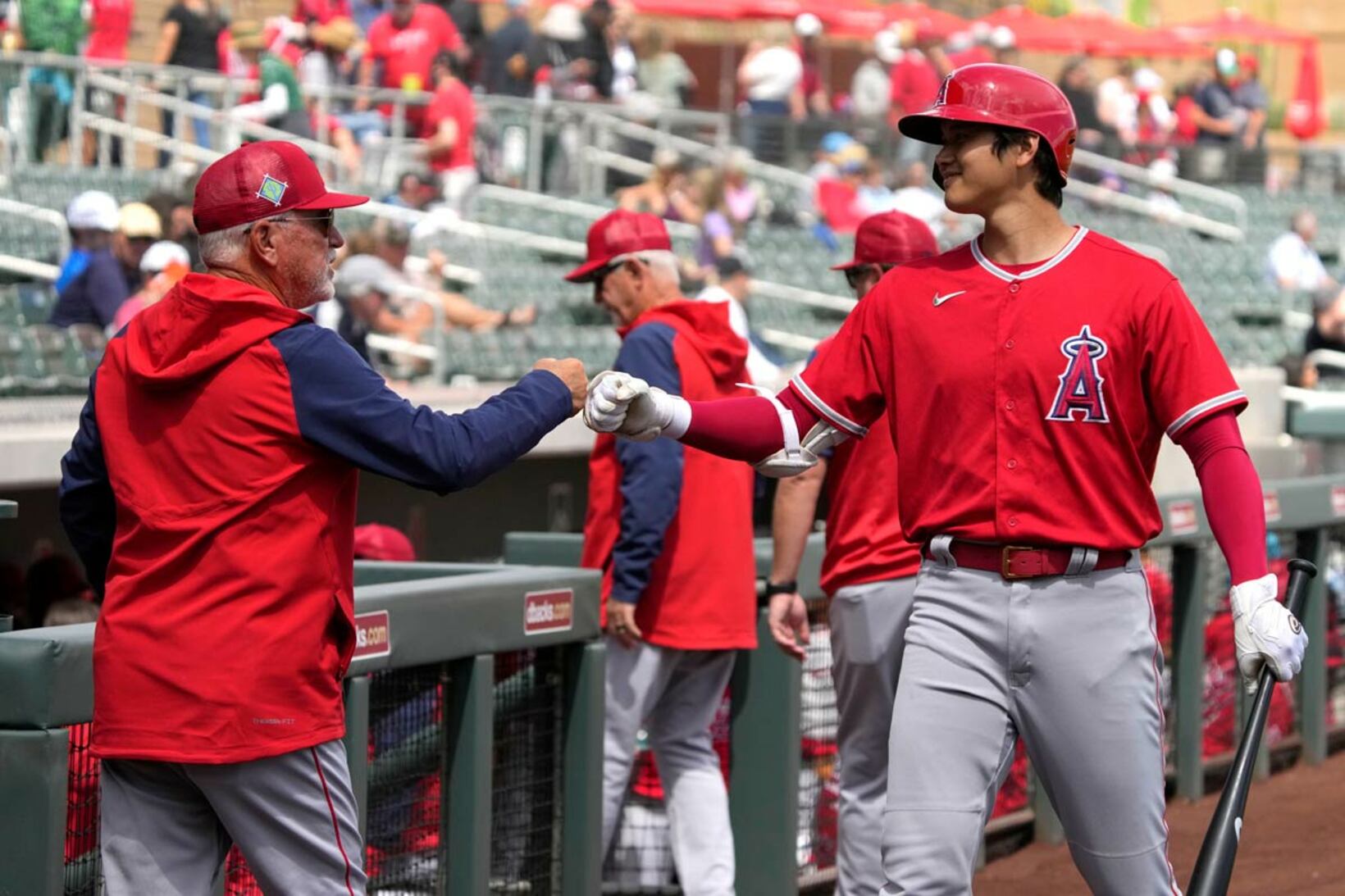 2022年、大谷翔平とグータッチするマドン監督（ロイター）