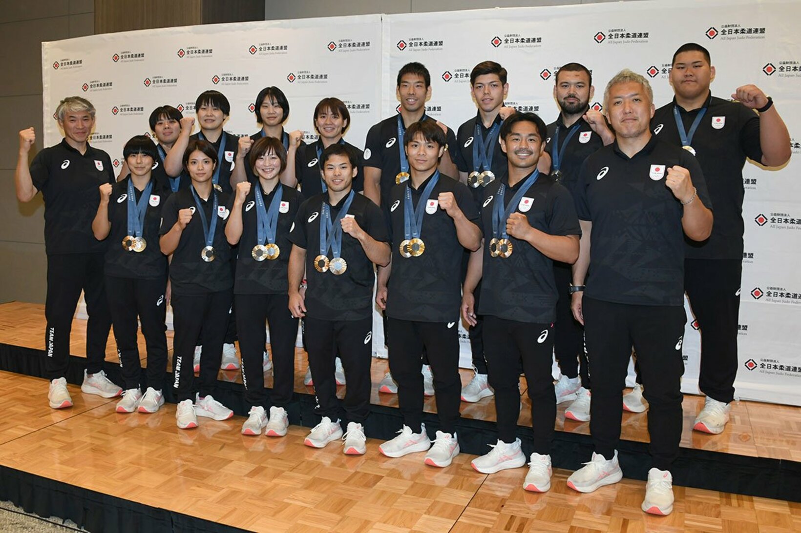 パリ五輪から帰国後、記念撮影に納まる角田夏実(前列左から４人目)とウルフアロン(後列右から２人目＝2024年)
