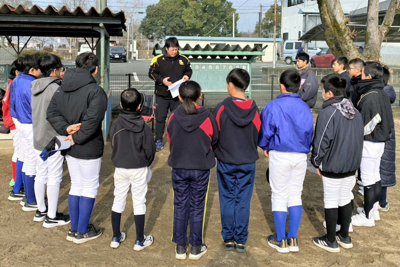 中原さんは野球教室で指導もしている