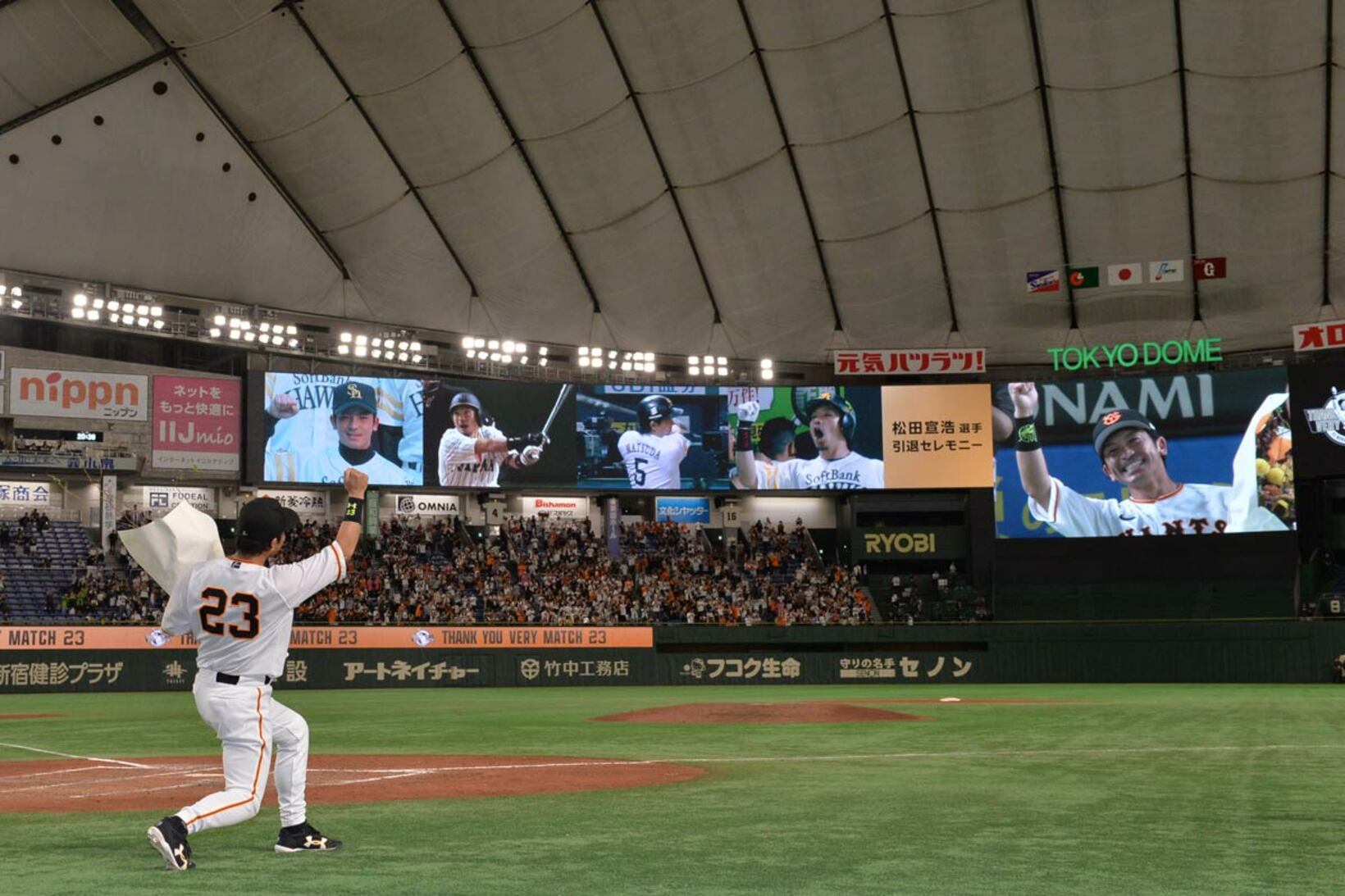 引退式で熱男ポーズを決めた松田宣浩