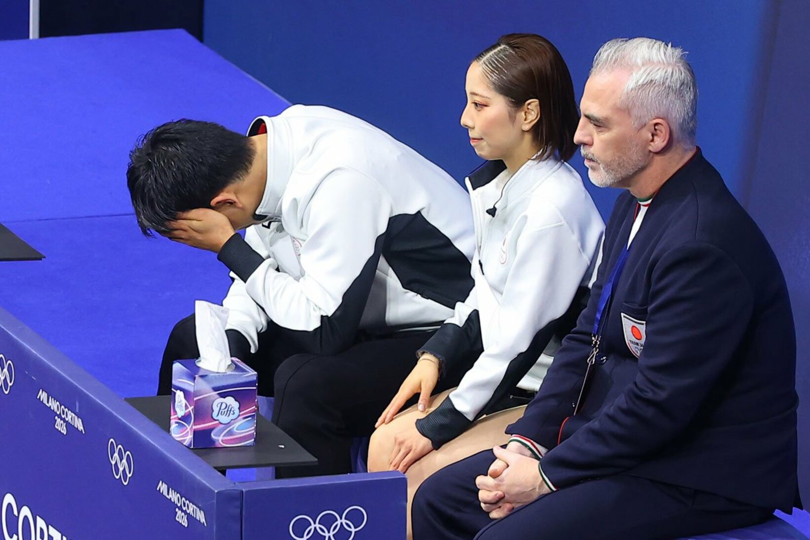 SPを終えキスアンドクライで肩を落とす木原龍一。中央は三浦璃来