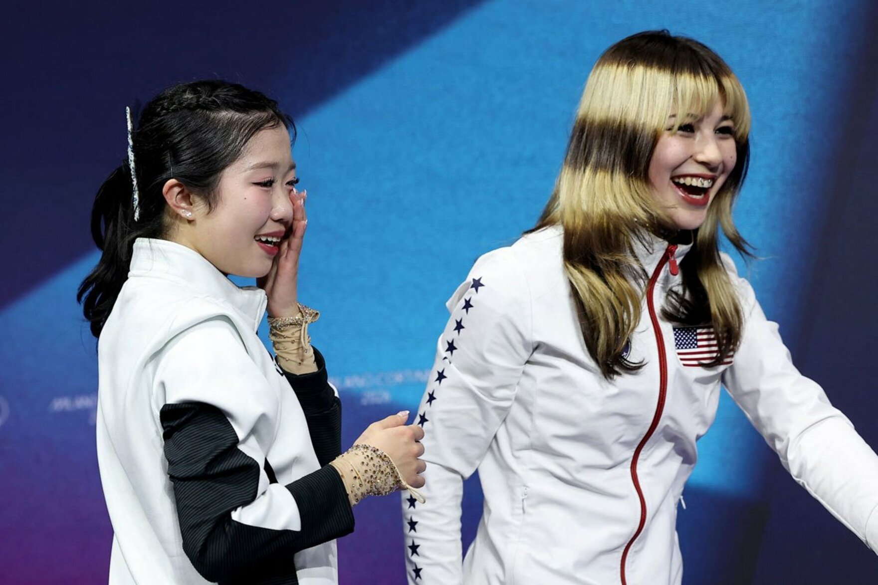 アリサ・リュウ（右）と喜びを分かち合った中井亜美（ロイター）