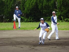  ヤクルト・山田(中)の特守を、高津監督(左)も見守った（東スポWeb）