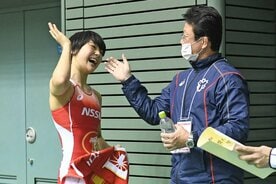 父の俊一コーチ（右）と喜ぶ藤波朱理