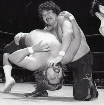 ヒロ斎藤(左)にバックブリーカーを見せるありし日のハル薗田さん（１９８７年）