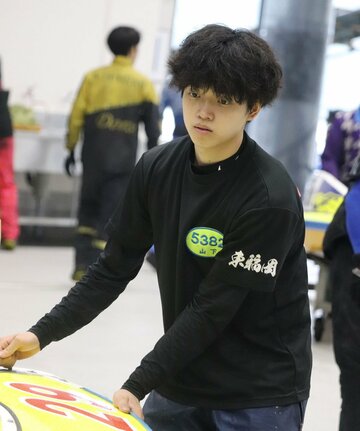 ３２号機で予選突破を目指す山下心一