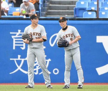  巨人・亀井(右)の指導を受ける広岡