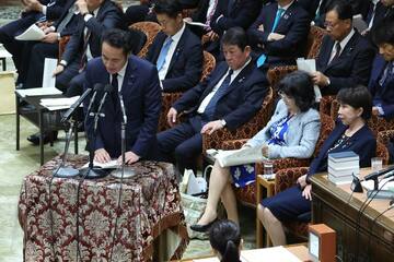 簗和生農水相（左）と高市早苗首相(右)