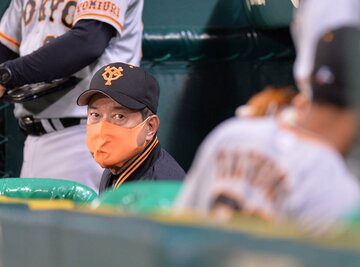  ベンチで眼光鋭かった巨人・原監督(左)