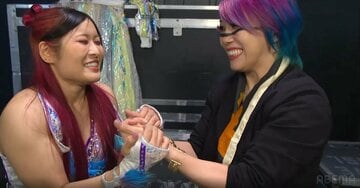 イヨ・スカイ(左)から感謝を伝えられるアスカ（©AbemaTV, Inc.）