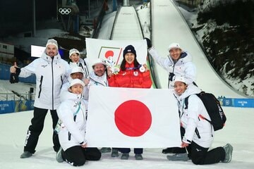 銅メダルを獲得し、スタッフと記念撮影を行う丸山希(中)