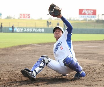 井上監督のノックを受ける中日のルーキー捕手・石伊雄太