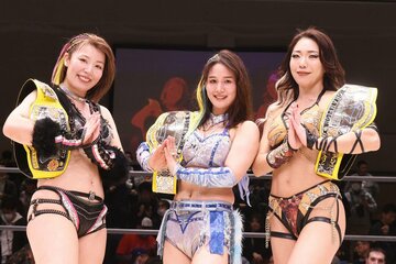 ３Dトリオスの初防衛に成功した初代王者組の桜井麻衣(左)、翔月なつみ(中)、山中絵里奈