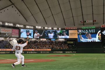 引退式で熱男ポーズを決めた松田宣浩