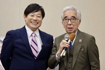 寺西一浩氏（左）と応援した大村崑