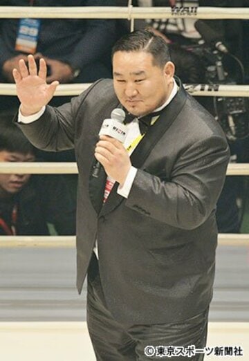  リング上であいさつする元横綱朝青龍