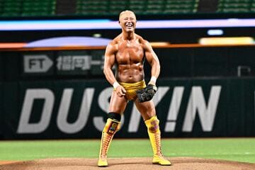 始球式で仁王立ちした本間朋晃