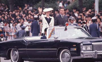 来日しオープンカーでパレードするチャールズ皇太子（右）と故ダイアナ妃