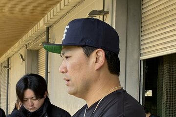 報道陣の取材に応じる田中将大