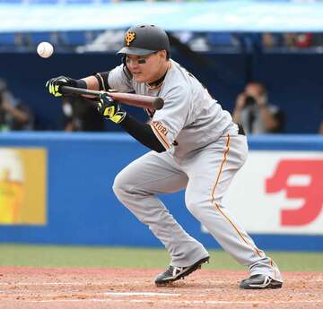  〝丸シフト〟の裏をかくバント安打を決めた巨人・丸