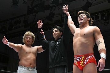 「ＮＥＶＥＲ無差別級６人タッグ選手権試合トルネードランボー」出場が決まった（左から）海野翔太、武知海青、上村優也