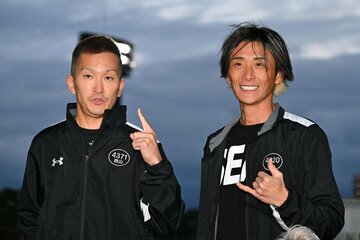 西山貴浩（左）と峰竜太