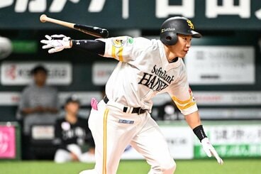 初回、安打を放つソフトバンク・柳田