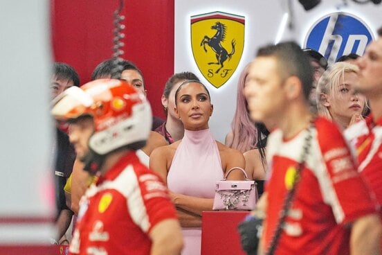 シンガポールGPでは、恋人ハミルトンが所属するフェラーリのガレージに姿を見せたキム・カーダシアン(中央=ロイター)